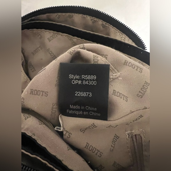 Roots Crossbody Black Nylon with lots of compartments - Picture 4 of 8